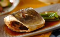 アジは、塩焼き・煮つけ・フライなど、どんな料理にもよく合う万能食材。お手頃な価格で、毎日の食卓にも取り入れやすい魚です。今回は、アジの絶品レシピBest5をご紹介。和のおかずのほか、オーブン焼きやロールフライといった洋アレンジもランクインしていますよ。