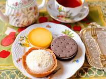 4月22日（火）からローソン（「ローソンストア100」を除く）で「Uchi Café とろけるフロマージュ」「Uchi Café フロマージュタルト」「Uchi Café チーズケーキサンド」登場。滑らかでとろける食感のチーズケーキ系スイーツ3商品の実食レポを紹介します。