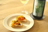 春の味覚を楽しむ「フェンネル香るキャロットブルスケッタ」辛口白ワインと【ワインと料理 ペアリングの愉しみ】