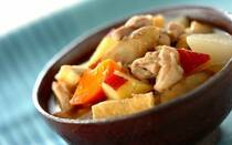 5月に楽しみたい旬の郷土料理といえば「きびなご」。鹿児島県を代表する地域食材で、春から初夏にかけてが旬です。刺身や揚げ物などさまざまな料理で味わえます。今回は、きびなごの特徴や食べ方に加えて、鹿児島の郷土料理レシピ3選もあわせてご紹介します。