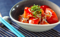 シラスを塩ゆでして乾燥させた「シラス干し」。旨味のほか、塩分も含まれているので、料理に使うと立派な調味料としても活躍します。この記事では、そんな白シラス干しを使ったスピードレシピをご紹介。いずれも「あと1品」に悩んだときに重宝するレシピです。