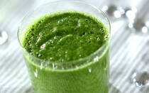 時間がなくてもちゃんと栄養を摂りたいですよね。そんなときはスムージーがおすすめ！ゴクゴク飲めて野菜や果物などの栄養がチャージできますよ。今回は、E・レシピで人気のスムージーTOP10をご紹介！朝食はもちろん、小腹が空いたときやリフレッシュタイムにぴったりです。