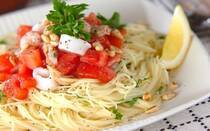 夏の気配が近づくこの時期、「冷製パスタ」を取り入れてみませんか？ひんやり＆つるんと涼を感じるのはもちろん、見た目もオシャレで気分が上がります。お肉や魚介なども加えれば、ひと皿で完結する頼もしい主食なり、忙しい日の夕飯にもおすすめです。今回は、冷製パスタの人気レシピTOP10をご紹介。