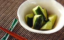 パパっと短時間で作れて、サラダ感覚で食べられる「浅漬け」は夏の箸休めに大人気！生野菜が手軽に摂れ、水分や塩分補給もできて夏バテ対策にもなります。そこで今回は、簡単おいしい「浅漬け」のレシピをご紹介。塩のみのシンプルなものから、麺つゆ、ポン酢、ゴマ油など味つけはさまざま。最速5分で作れます。