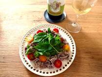 やわらかく茹でたラム肉に粒マスタードとクミンシードで香りづけし、旬の野菜を添えた、シンプルで風味豊かなひと皿です。イタリアの白ワインとのペアリングも紹介します。