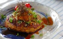 ジメジメした梅雨時は、さっぱりとした食事が恋しくなりますよね。「おろしポン酢」は、大根おろしとポン酢の組み合わせで、いつもの料理を驚くほど食べやすくしてくれます。今回は、ハンバーグ、ステーキ、竜田揚げ、魚料理、丼ものなど、「おろしポン酢」でいただく主菜・主食レシピを8選ご紹介します。