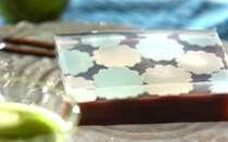 夏の暑さを忘れさせてくれる、つるんとなめらかな口当たりの水ようかん。市販品もおいしいですが、実は身近な材料で意外と簡単に手作りできるんです。この記事では、定番のこしあんを使ったレシピから、フルーツやココアを使った洋風アレンジまで、思わず作ってみたくなる水ようかんレシピを8選ご紹介します。