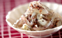 赤ジソを原料とした「ゆかり」は、ふりかけとしてだけでなく調味料としても便利な一品。料理に加えるだけで爽やかな香りが広がり、暑い季節にぴったりの味付けができます。この記事では、ゆかりを使った簡単レシピ8選をご紹介します。