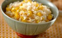 独特の甘みとみずみずしさが魅力のトウモロコシ。シンプルな塩茹でも絶品ですが、実は毎日の食卓を彩る主食としても大活躍するんです。この記事では、旬のトウモロコシをたっぷり使った主食レシピを7選ご紹介。定番の炊き込みご飯から、ピラフやチャーハン、混ぜご飯まで、どれもお代わり必須のおいしさですよ！