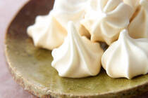 お菓子作りなどで卵黄だけ使って、卵白が余ってしまった…そんな経験、ありませんか？冷蔵庫にぽつんと残ってしまった卵白。実は、おいしいレシピに生まれ変わる万能食材なんです。今回は、「あまりがちな卵白」をおいしく使いきるレシピを、スイーツ・おかず・スープ別にたっぷり12選ご紹介します。