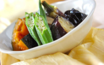 冷やしてもおいしいナスは、夏の食卓の強い味方。みずみずしく柔らかいので喉越しが良く、暑い日でもさっぱりと楽しめるのが魅力です。夏の暑さで食欲が出ないときは、ナスを献立に取り入れてみてはいかがでしょうか。