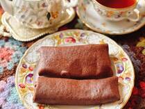 6月10日（火）からローソン（「ローソンストア100」を除く）で「盛りすぎ！くちどけショコラクレープ」登場。期間限定で従来のよりクリームを50％増量して販売されています。通常サイズと比較した、実食レポを紹介します。