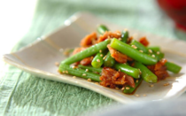 キュッキュッとした心地よい食感と、ほのかな甘みが魅力のインゲン。その鮮やかな緑色は、食卓に彩りも添えてくれます。夏に旬を迎えるインゲンは、まさに今が食べどき！みずみずしく、歯ごたえ抜群のおいしさを存分に楽しみたいですね。