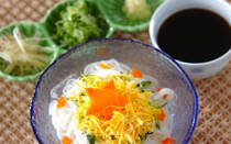 七夕にそうめんを食べる風習をご存じですか？今年は、願いを込めて七夕そうめんを楽しんでみませんか。この記事では、由来を分かりやすく解説しつつ、子供も喜ぶキュートな盛り付けのそうめんや、夏バテに効くスタミナ満点のレシピを7選ご紹介。特別な七夕の夜を、おいしいそうめんで彩りましょう！