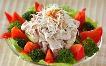 暑い日は、さっぱりヘルシーなものが食べたくなりますよね。そんなときにぴったりなのが冷しゃぶです。余分な脂を落とせるため、食欲がない日にも最適。今回は、E・レシピの冷しゃぶ人気TOP3と、冷しゃぶを使ったうどん、そば、サラダの絶品アレンジレシピを3選ご紹介します！