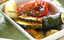 トマト、パプリカ、ナス、ズッキーニ、カボチャなどの夏野菜がおいしい時期になりました。旬の夏野菜を手軽に味わうなら「焼く」のがおすすめ！余分な水分が抜けて旨味や甘みが凝縮し、香ばしさが加わって、驚くほどおいしくなるんです。そこで今回は、夏野菜を使った「グリル料理」のレシピをご紹介。