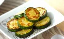 夏が旬のズッキーニは、油との相性が抜群の野菜です。そこで今回は、まな板とフライパンがあれば作れる「切って炒めるだけ」の超簡単レシピを厳選。塩やしょうゆなど、ご家庭にある身近な調味料で味が決まるのでラクラク！「あと一品ほしい」というときや、お弁当の隙間おかずにも大活躍すること間違いなしです。