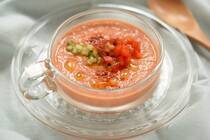 スペイン発祥の冷製スープ、ガスパチョです。紫外線のダメージを予防し、日焼けのほてりを冷ます食材を入れた、暑い夏にピッタリ、蒸し暑い朝の一杯にもおすすめです。