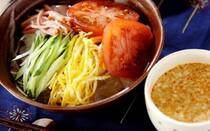 暑い夏にぴったりの「冷やしそうめん」。冷たいつゆが体の熱をクールダウンし、つるんとした喉ごしの良さが食欲をかき立ててくれますよね。この記事では、E・レシピで人気の冷やしそうめんTOP10をご紹介。定番の味から、韓国風やイタリアンなどの変わり種まで、飽きずに楽しめる絶品そうめんが満載です！