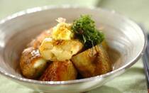 真っ白な皮が特徴の「白ナス」。水分が多く、加熱するととろけるようなやわらかい食感を楽しめるのが魅力です。この記事では、そんな白ナスの特徴や普通のナスとの違い、白ナスで作るおすすめの簡単レシピ7選までを詳しくご紹介します。