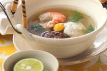 秋の味覚を詰め込んだ「土瓶蒸し」。日本料理の中でも、香りを味わうぜいたくな逸品です。そんな土瓶蒸しですが、いまいち、どう食べたら良いか手順がわからない方も多いのではな今回は、土瓶蒸しの歴史や食べ方の手順、そして、おうちでも味わえる土瓶蒸しの作り方をご紹介します。<br />