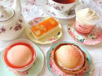 7月8日（火）からローソン（「ローソンストア100」を除く）ウチカフェで「ごろっとした1/2個分桃のタルト」「まるで白桃みたいなムースケーキ」「桃のパフェ」「桃のレアチーズケーキ」登場。早速、実食レポを紹介します！