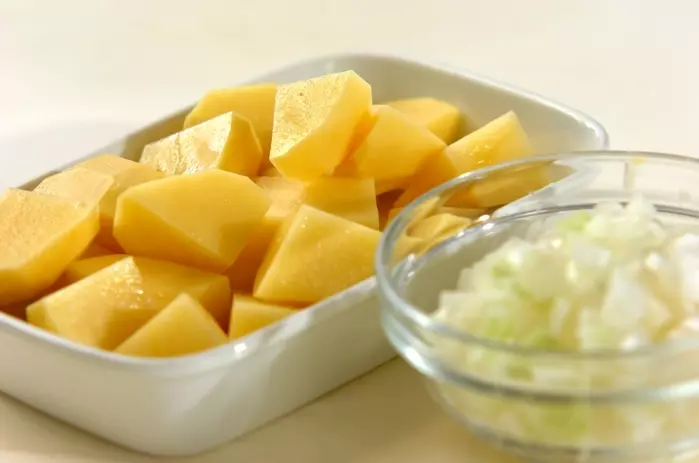 ジャガイモと鶏そぼろのバターしょうゆ煮の下準備1