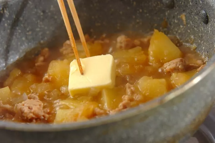 ジャガイモと鶏そぼろのバターしょうゆ煮の作り方3