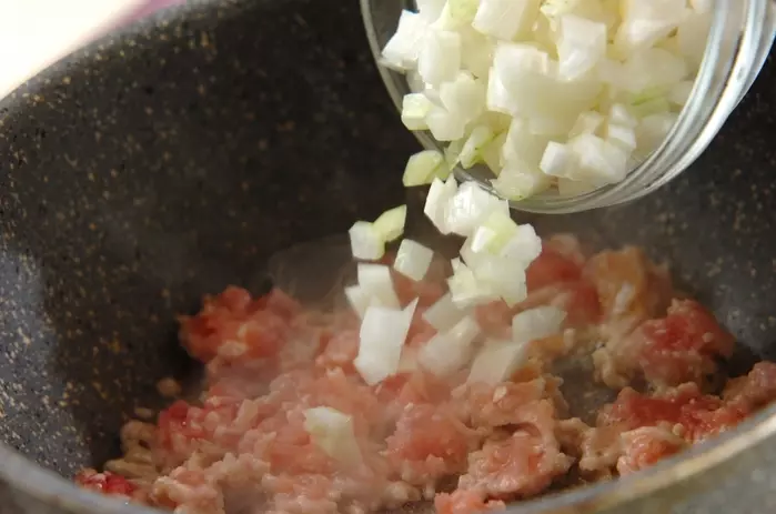 ジャガイモと鶏そぼろのバターしょうゆ煮の作り方1