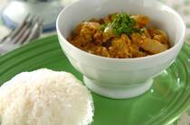 2025年2月12日(水)の献立は「プーパッポンカリー（タイ風カニと卵のカレー）」の献立。手に入りやすい材料を使って、タイへグルメ旅行気分。