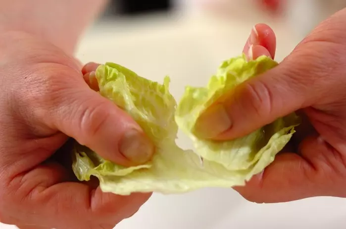 レタスのサラダの下準備1