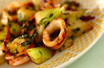 2025年4月5日(土)の献立は「イカとセロリのバター炒め」の献立。イカや豚肉にたっぷりの野菜とボリューム満点、濃い目の味付けでご飯がすすむ献立です。