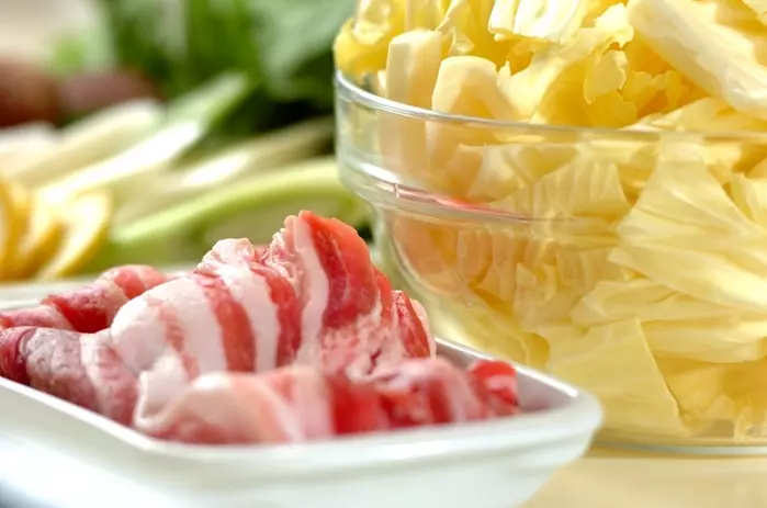 豚バラとキャベツのレモン鍋の下準備1