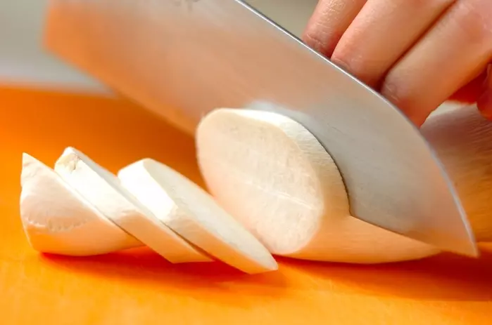 セロリとエリンギのサッと炒めの下準備1