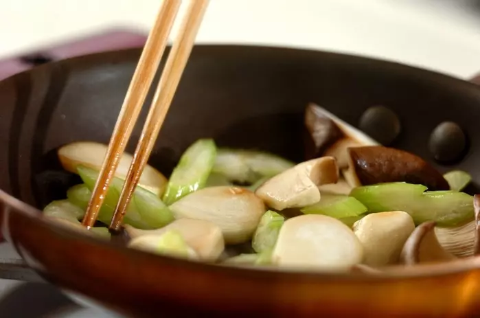 セロリとエリンギのサッと炒めの作り方1