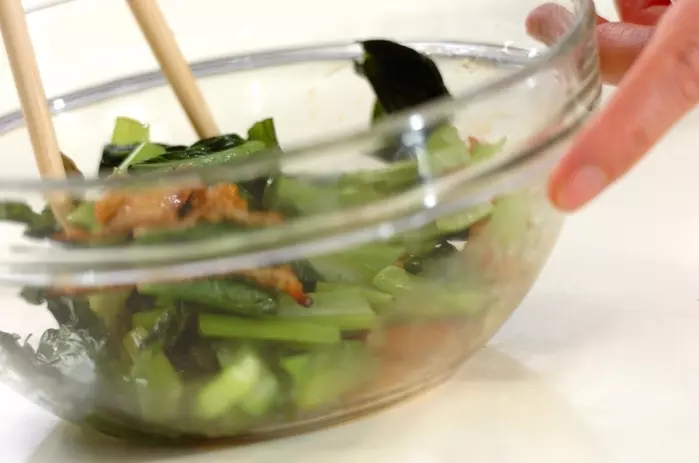 鶏皮と焼き小松菜の和え物の作り方2