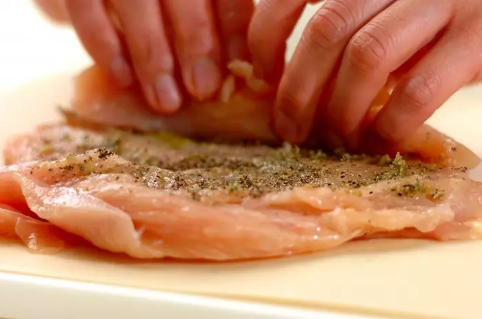 鶏肉のスパイシーロールの作り方1