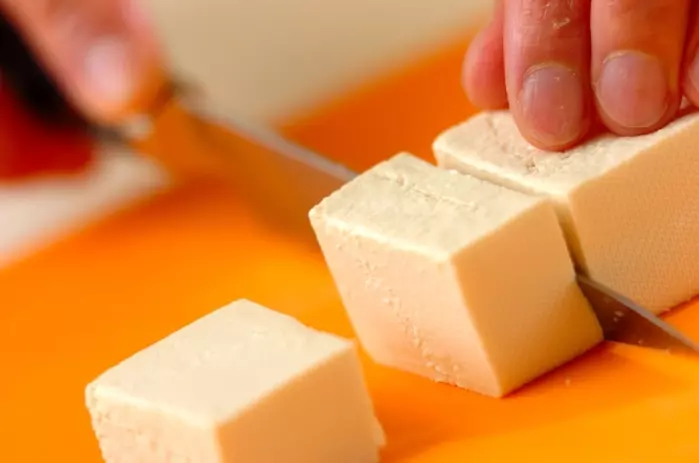 さっぱりつるっと!豆腐とオクラのだししょうゆ和えの下準備1