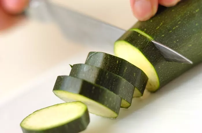 ズッキーニとベーコンのスパゲティーの下準備1