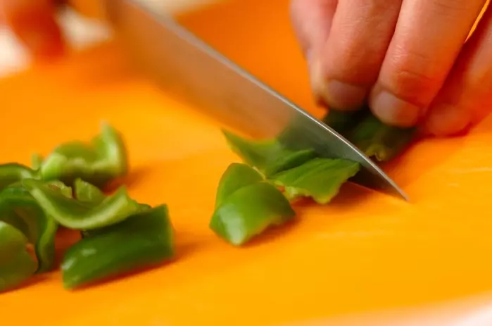 鶏のカシューナッツ炒めの下準備1