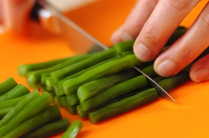 サヤインゲンのゴマ和えの下準備1