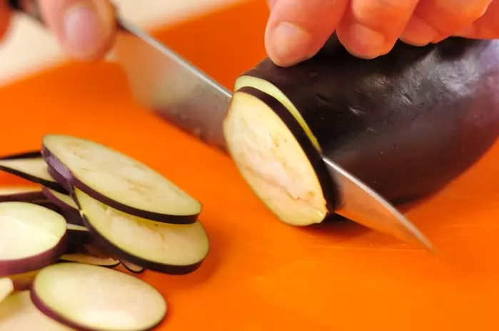 ナスの梅和えの下準備1