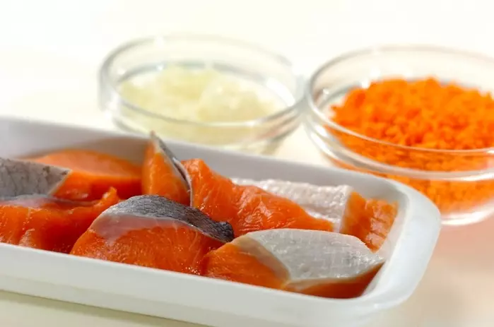 鮭のオランダ揚げの下準備1