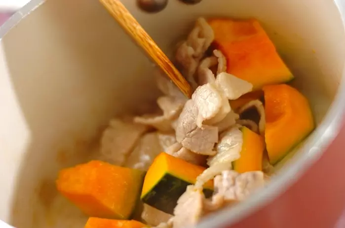 豚バラ肉とカボチャのみそ汁の作り方1