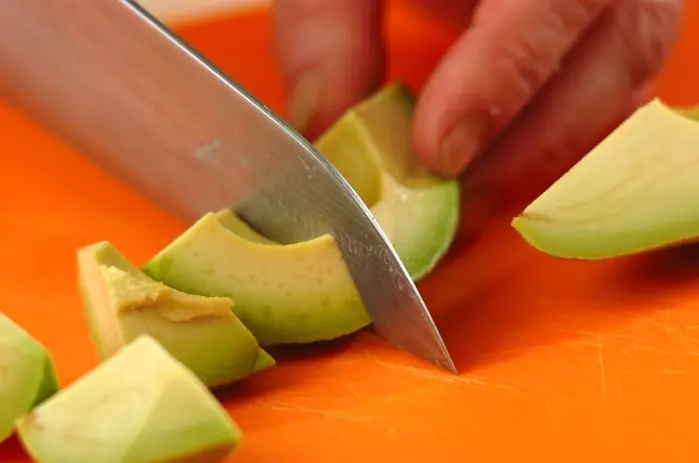 トマトとアボカドの麺つゆサラダの下準備2
