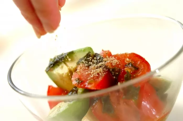 トマトとアボカドの麺つゆサラダの作り方2