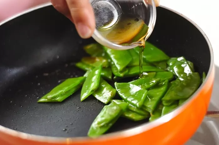 キヌサヤのナンプラーきんぴらの作り方2