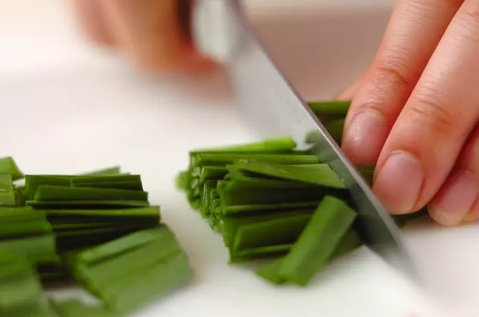 桜エビとニラのみそ汁の下準備1