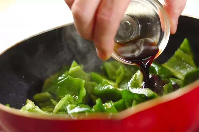 簡単おすすめ!ピーマンのクッタリ甘辛炒めの作り方2