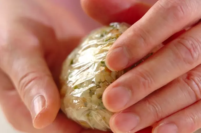 まるで天むす!天かすと青のりのおにぎりの作り方2